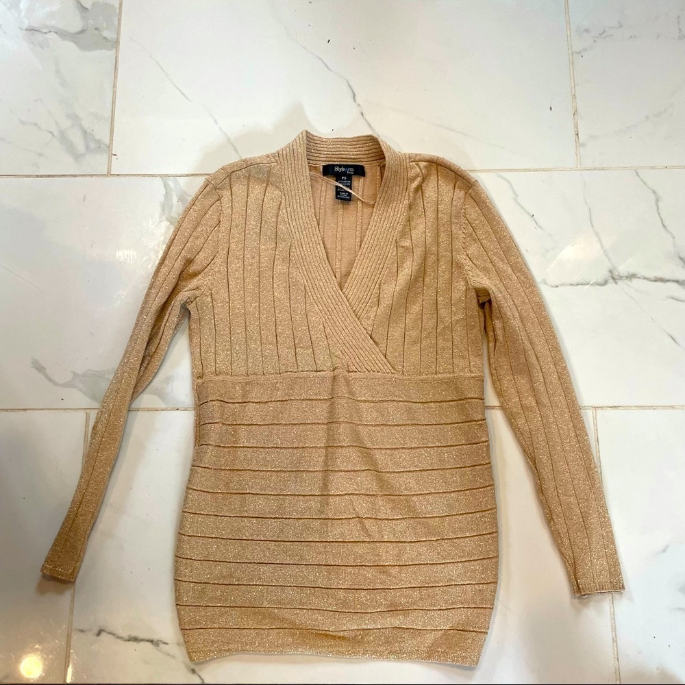 Style co v neck gold sweater